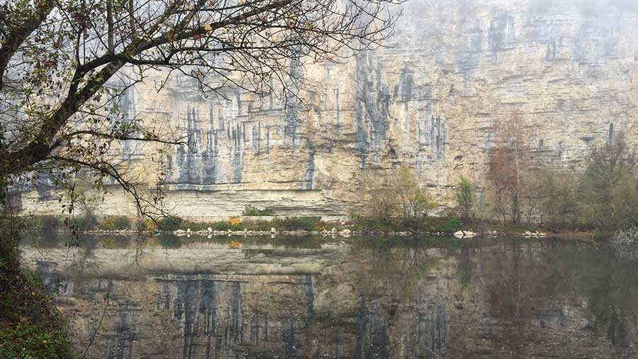 Vallée de l'Alzou dans la brume